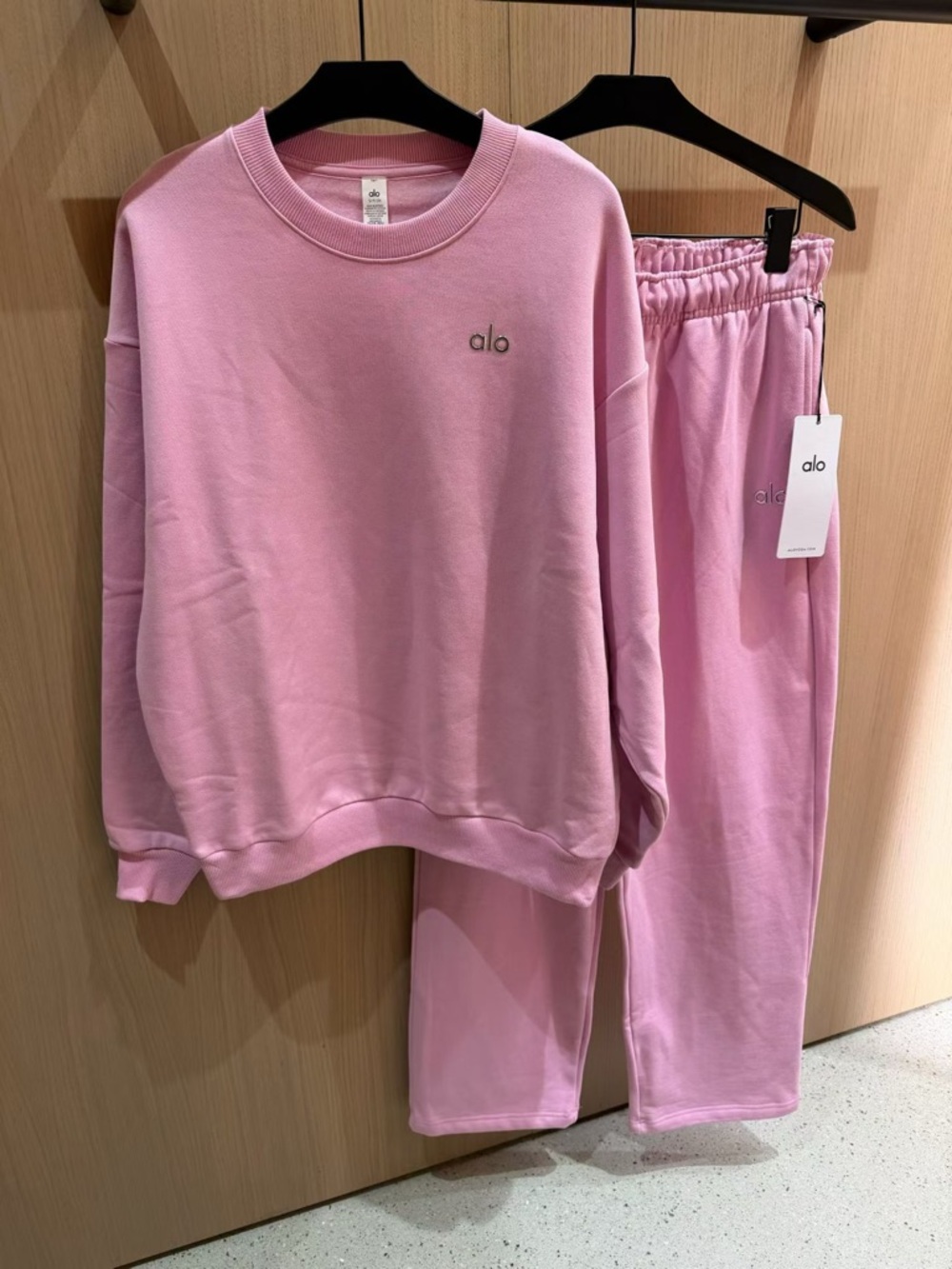 ALO Yoga Candy Heart Pink XS Extra Small Crewneck & Straight leg Sweatpants NWT